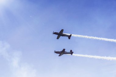İki uçak Airshow gökyüzünde yapıyor