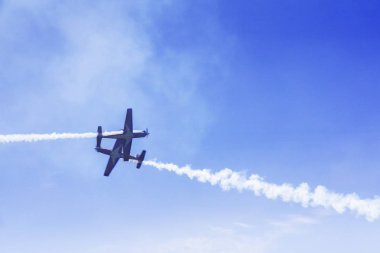 İki jet mavi gökyüzünde uçan avcı