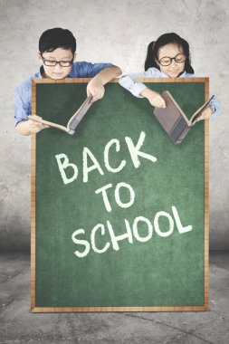 İki öğrenci okula geri metnin arkasına 