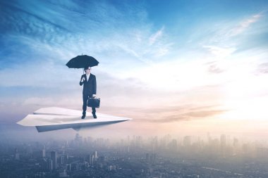 Kağıt Uçak üzerinde şemsiye ile işçi