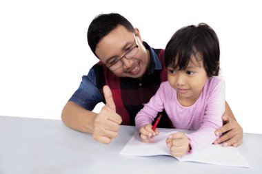 Genç Baba ve kızı başparmak ile