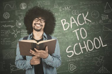 Genç öğrenci kitap doodle ile tutar 