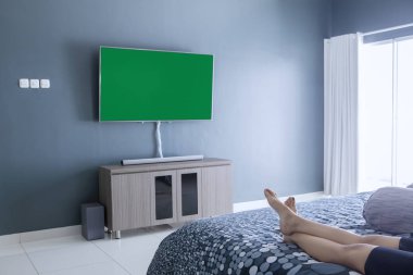 Genç kadın yatak odasında dinleniyor