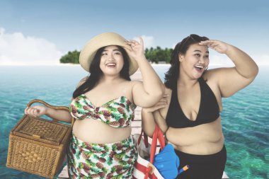 Genç kadın bir şey köprüde arıyor 