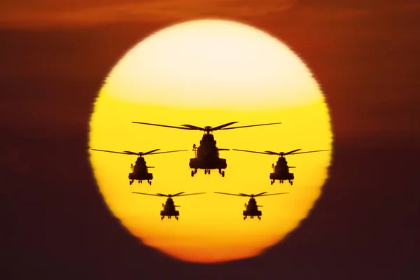 Elicotteri militari con un sole dorato — Foto Stock