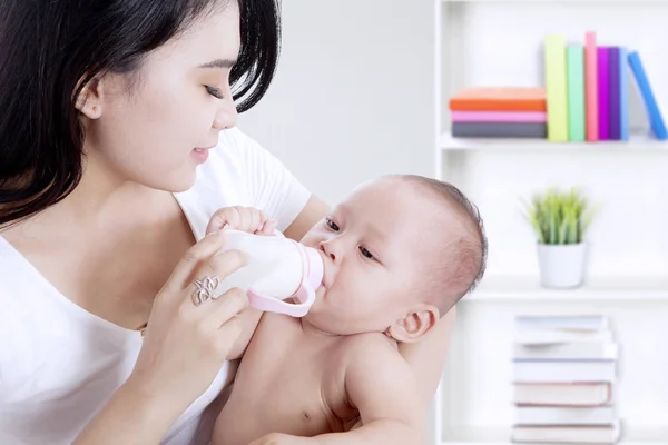 Mère nourrissant bébé avec biberon de lait — Photo