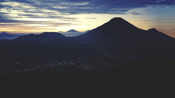 Valle de la montaña con hermosa nube —  Fotos de Stock