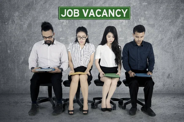 Multiracial kandidater vänta för anställningsintervju — Stockfoto