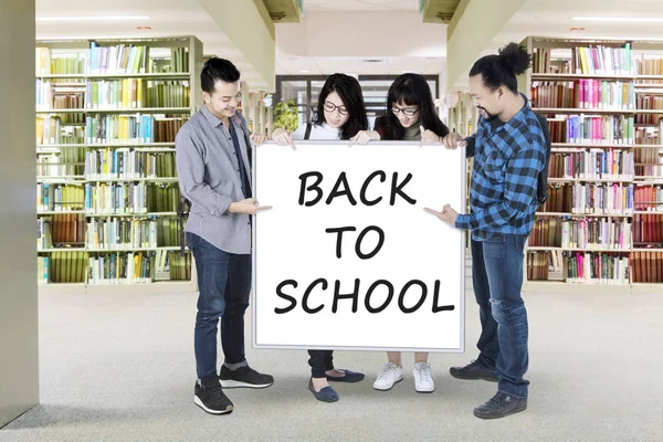 Multirassische Schüler mit Text von zurück zur Schule — Stockfoto