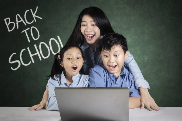 Lehrer und Kinder mit Laptop im Unterricht — Stockfoto