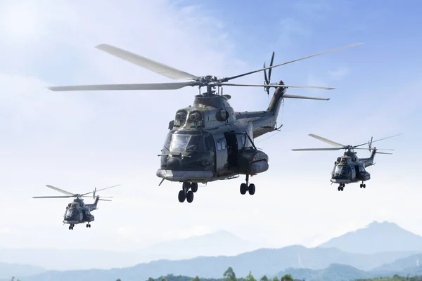 Tre elicotteri militari pattugliano la montagna — Foto Stock