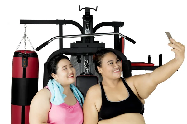Due donne grasse che fanno selfie dopo l'esercizio — Foto Stock