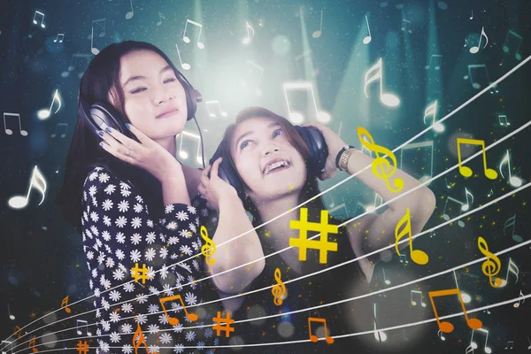 Two female enjoying music together — Stock Photo, Image