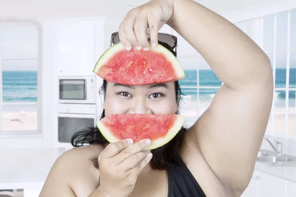 Vrouw met watermeloen thuis — Stockfoto