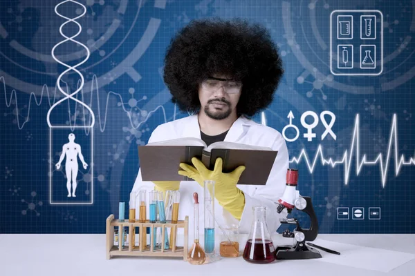 Genç erkek bilim adamı bir kitap okuma