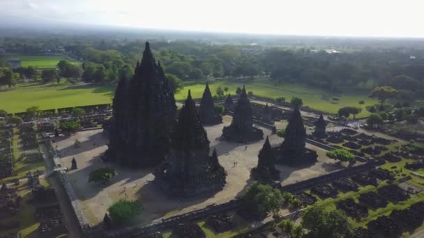 Luchtfoto landschap beelden van Prambanan tempelcomplex — Stockvideo