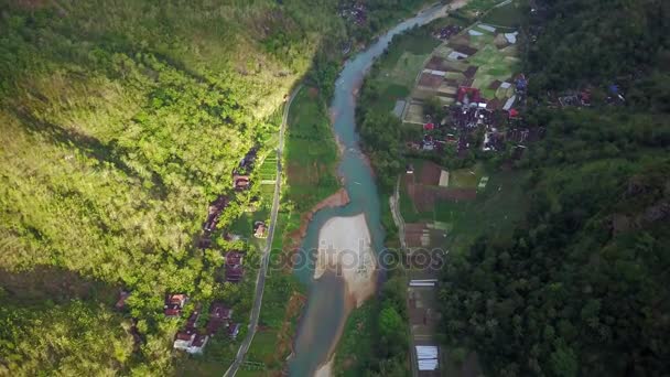 Luftbild von Fluss und Dorf im Tal — Stockvideo