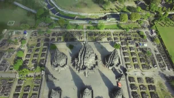 Luchtfoto landschap beelden van Prambanan tempel — Stockvideo