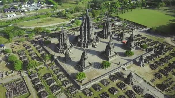 Luchtfoto landschap video van Prambanan tempel — Stockvideo
