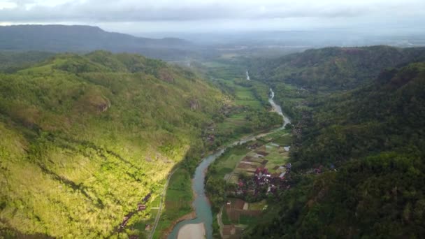 Letecký pohled na řeku v Panguk Hill valley — Stock video