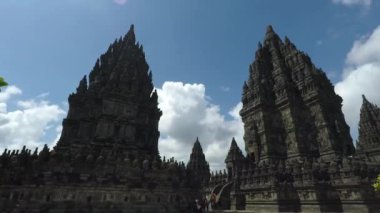 Soldan sağa pan görüntüleri Prambanan Tapınağı