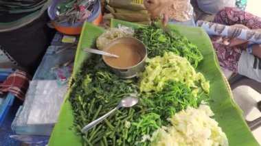 Satıcı Pecel Endonezya dili geleneksel yemek yapar.
