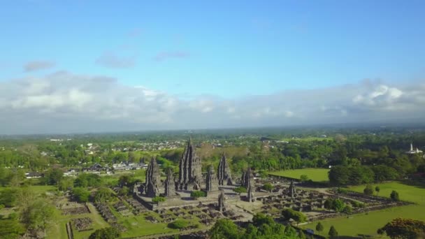 Hermoso paisaje aéreo en el templo de Prambanan — Vídeo de stock