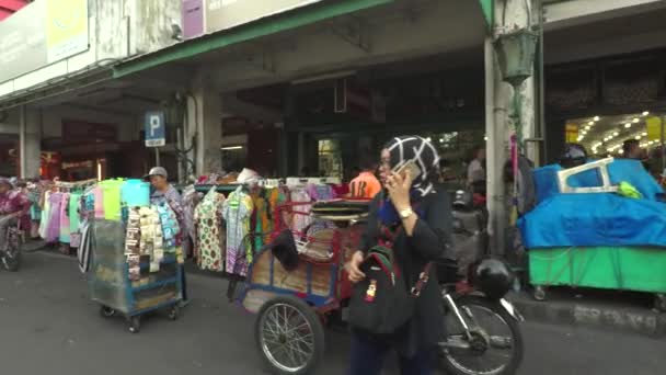Kledingwinkel en trishaws in Yogyakarta — Stockvideo