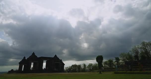 Zamračená obloha záběry výše ruiny chrámu Ratu Boko — Stock video