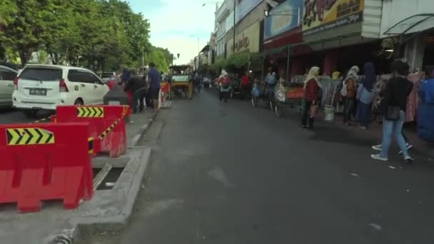Толпа на улице Малиоборо в Джокьякарте — стоковое видео