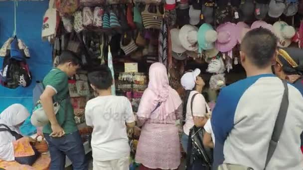 Po lewej stronie, przesuwanie materiału Borobudur z pamiątkami rynku — Wideo stockowe