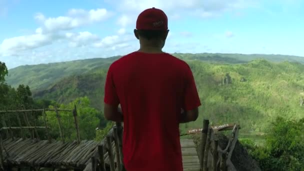 Mannelijke toeristische wandelingen op Panguk Hill — Stockvideo