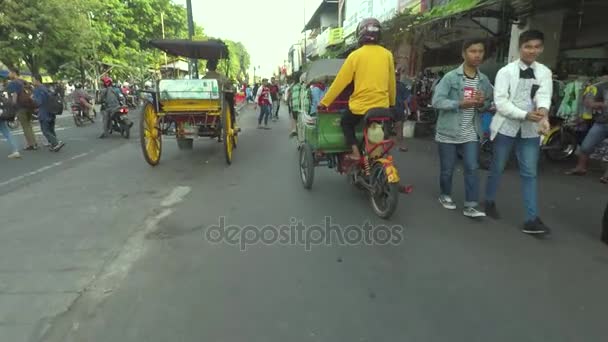 Malioboro street s koňským povozem a trishaws — Stock video