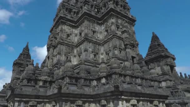 Pan up vídeo do antigo Templo Prambanan — Vídeo de Stock