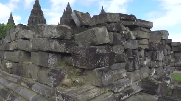 Mucchio di pietre antiche nel Tempio di Prambanan — Video Stock