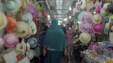 Borobudur Hediyelik eşya pazarında yürüyen kadın