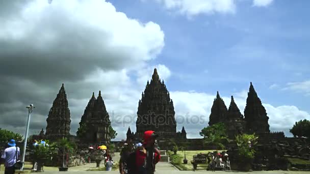 Отсрочка съемки храма Прамбанан и туристов — стоковое видео