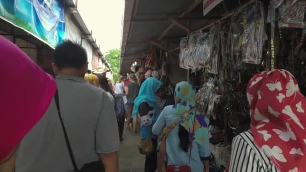 Passeio de turistas no mercado de lembranças de Borobudur — Vídeo de Stock