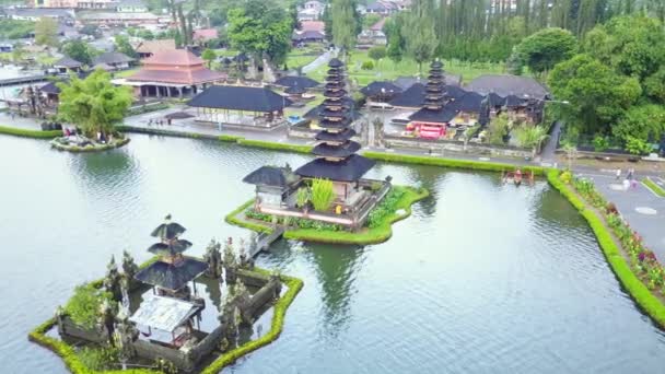 Flylandskap i Ulun Danu Bratan-tempelet – stockvideo