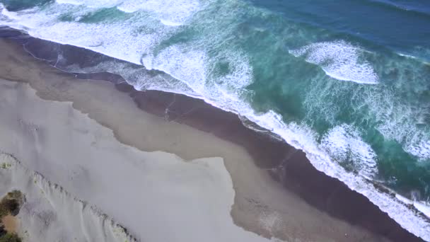 Paisaje aéreo de playa con olas espumosas — Vídeos de Stock