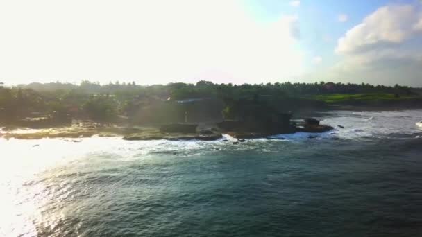 Luchtfoto landschap van Tanah Lot Tempel — Stockvideo