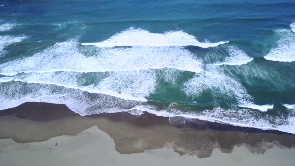 Luchtfoto van strand met schuimige Golf — Stockvideo