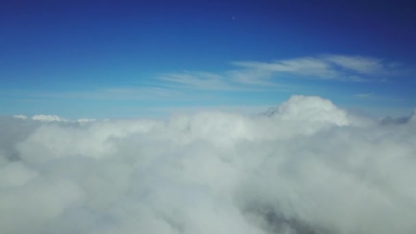 Flygfoto över blå himmel med fluffiga moln — Stockvideo