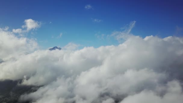 Воздушный вид на небо и облака — стоковое видео