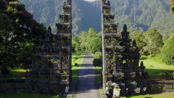 巴厘岛的传统门在神庙 — 图库视频影像