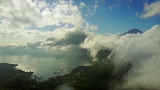 Schöne Luftlandschaft des batur-Sees — Stockvideo