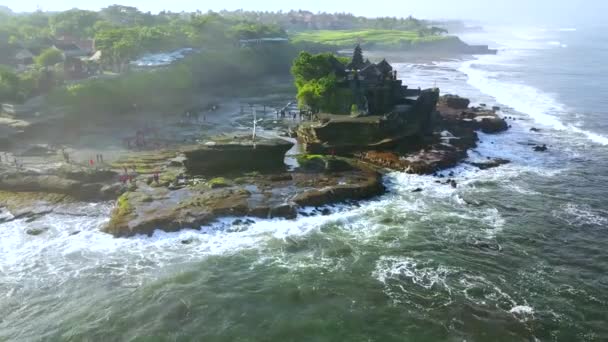 Vackra flygbilder landskapet i Tanah Lot Tempel — Stockvideo