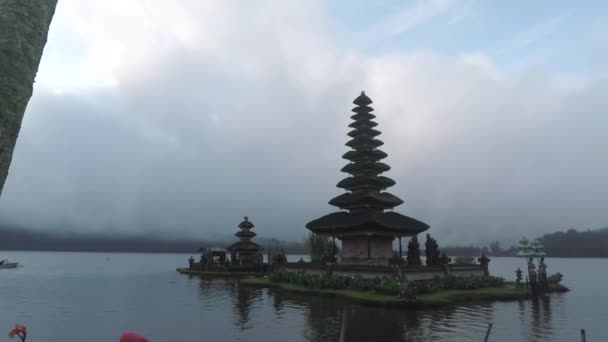 Beautiful landscape of Ulun Danu Bratan Temple — Stock Video