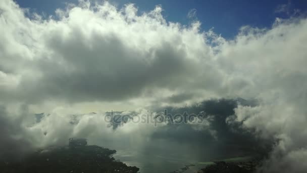 Vackra naturen i Lake Batur med fluffiga moln — Stockvideo