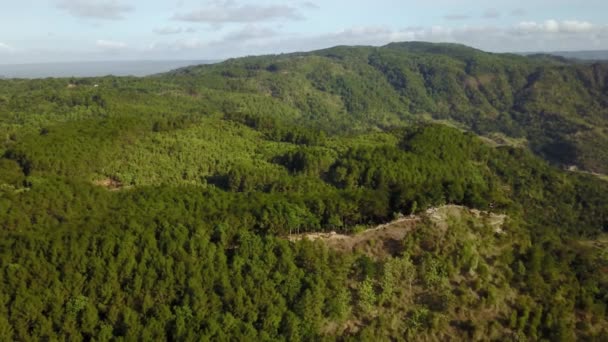 Panning a destra del bellissimo paesaggio collina di Mangunan — Video Stock